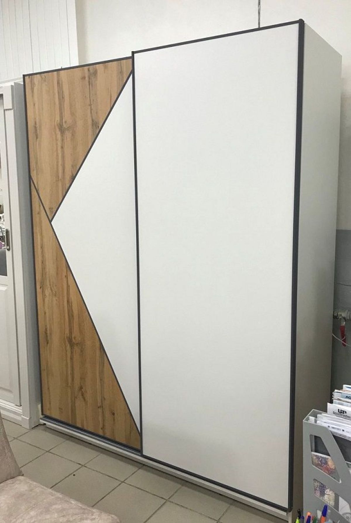 Шкаф-купе 1400 серии SOFT D8+D2+B2+PL4 (2 ящика+F обр.штанга) профиль «Графит» | фото 5